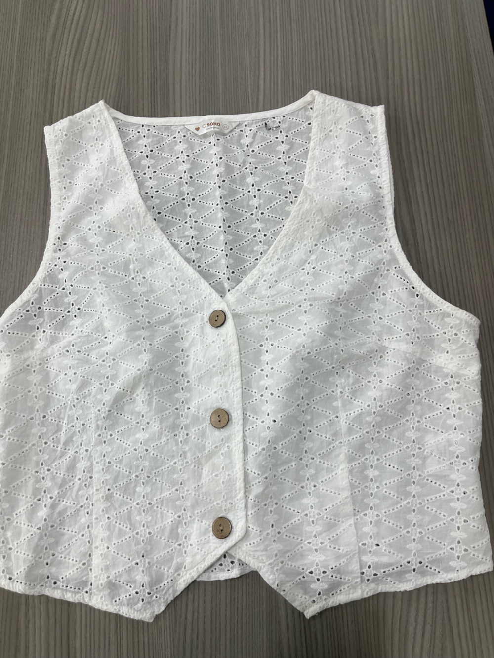 Ci Sono White Eyelet Button-Front Camisole Vest
